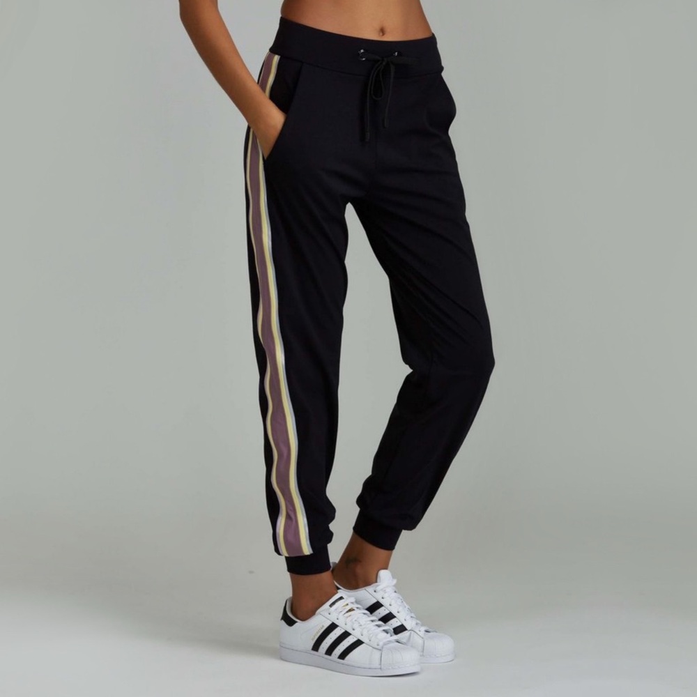 noli yoga  chase mid rise track pant jogger in black/mauve stripe, size xs